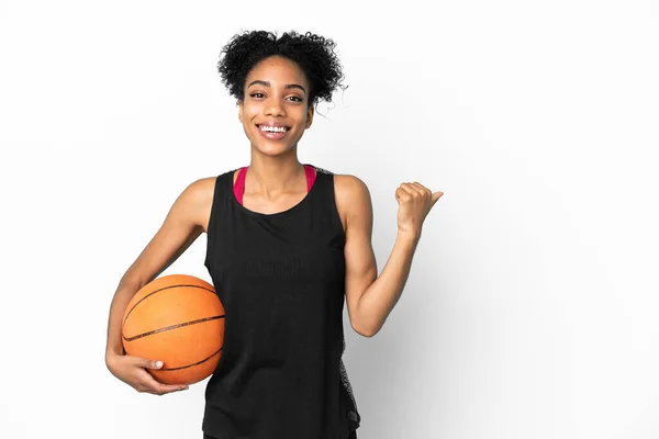 Genç Basketbolcu Beyaz Arka Planda Izole Edilmiş Bir Kadın Bir — Stok fotoğraf