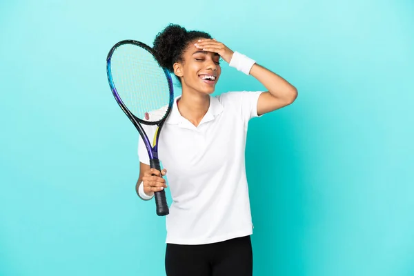 Молода Тенісистка Жінка Ізольована Синьому Фоні Багато Посміхаючись — стокове фото