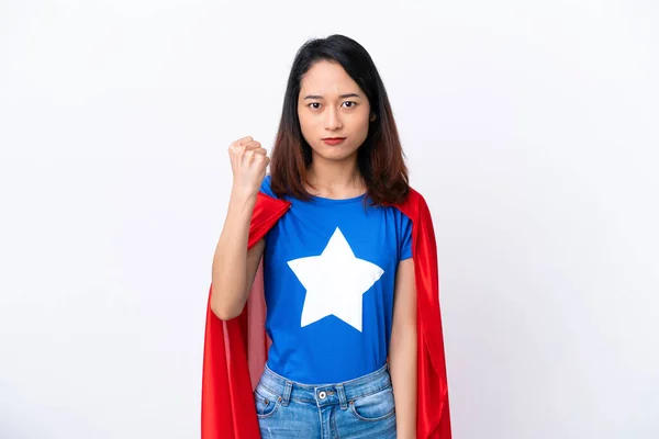 穿着超级英雄服装 背景为白人的越南年轻女子 — 图库照片