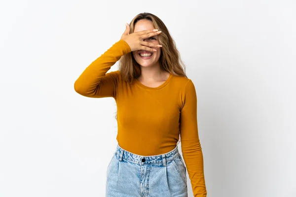 Giovane Donna Bionda Isolata Sfondo Blu Che Copre Gli Occhi — Foto Stock