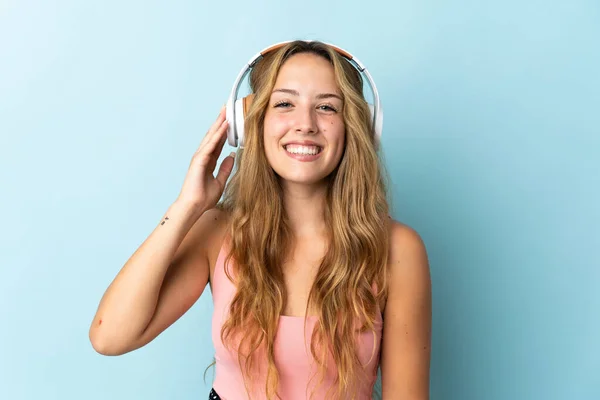 Giovane Donna Bionda Isolata Sfondo Blu Ascoltare Musica — Foto Stock