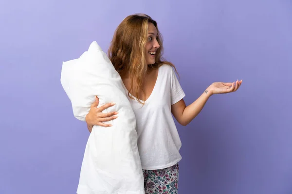 Young Blonde Woman Isolated Purple Background Pajamas Surprise Facial Expression — Stock Photo, Image