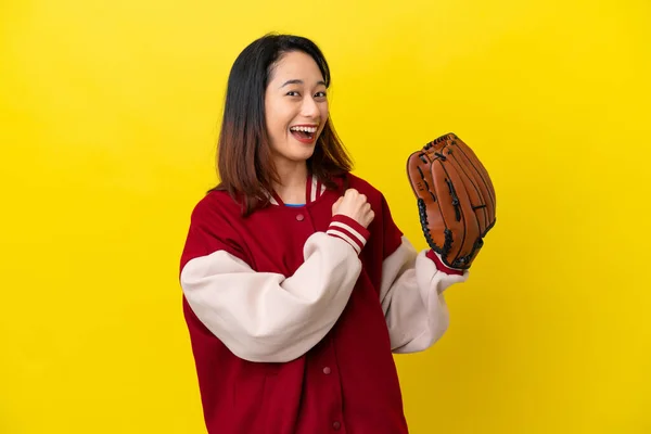 Jonge Vietnamese Speler Vrouw Met Honkbal Handschoen Geïsoleerd Gele Achtergrond — Stockfoto