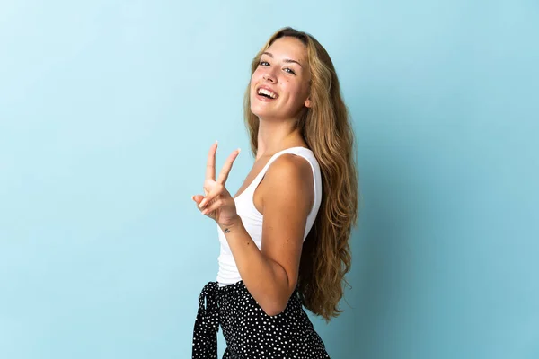 Giovane Donna Bionda Isolata Sfondo Blu Sorridente Mostrando Segno Vittoria — Foto Stock