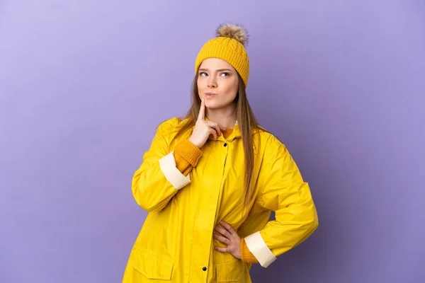 Chica Adolescente Con Abrigo Impermeable Sobre Fondo Púrpura Aislado Que —  Fotos de Stock