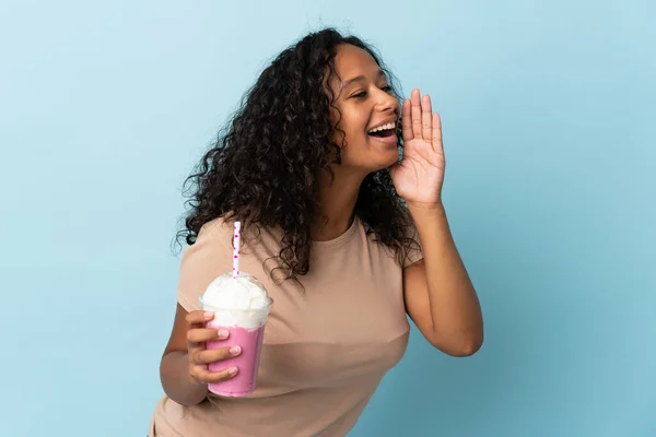 Chica Adolescente Con Batido Fresa Aislado Sobre Fondo Azul Gritando —  Fotos de Stock