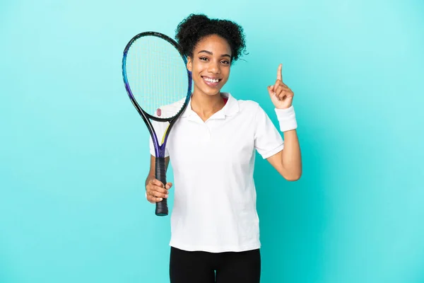 Молода Тенісистка Ізольована Синьому Фоні Показуючи Піднімаючи Палець Знак Найкращих — стокове фото