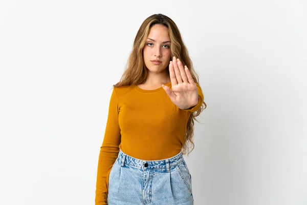Νεαρή Ξανθιά Γυναίκα Απομονωμένη Μπλε Φόντο Κάνοντας Χειρονομία Stop — Φωτογραφία Αρχείου