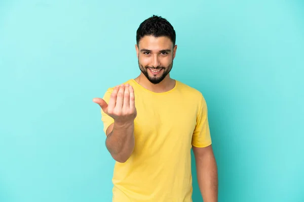 Jonge Arabier Man Geïsoleerd Blauwe Achtergrond Uitnodigend Komen Met Hand — Stockfoto