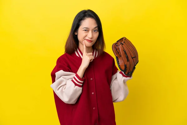 Jonge Vietnamese Speler Vrouw Met Honkbal Handschoen Geïsoleerd Gele Achtergrond — Stockfoto