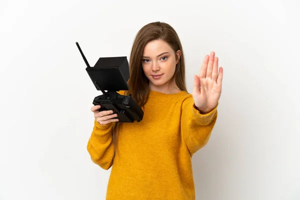 Adolescente Tenant Une Télécommande Drone Sur Fond Blanc Isolé Faisant — Photo