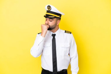 Arap uçak pilotu sarı arka planda izole edilmiş şüpheleri var.