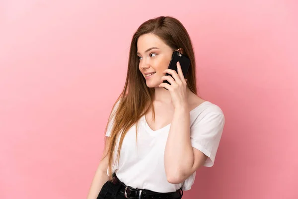 Девушка Подросток Изолированном Розовом Фоне Ведет Разговор Кем Мобильного Телефона — стоковое фото