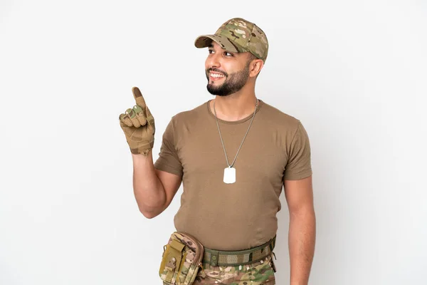 Ung Arabisk Soldat Man Isolerad Vit Bakgrund Pekar Upp Bra — Stockfoto
