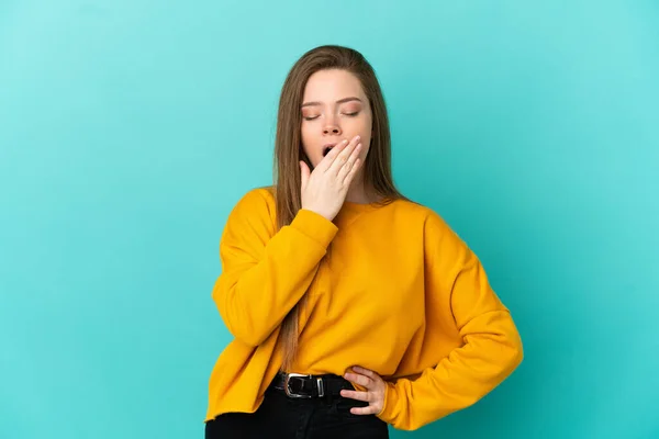 Chica Adolescente Sobre Fondo Azul Aislado Bostezando Cubriendo Boca Abierta —  Fotos de Stock