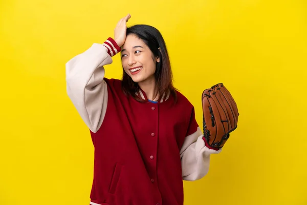 Jonge Vietnamese Speler Vrouw Met Honkbal Handschoen Geïsoleerd Gele Achtergrond — Stockfoto