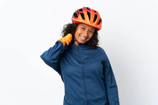 Beyaz Arka Planda Izole Edilmiş Gülen Genç Bir Bisikletçi Kadın — Stok fotoğraf