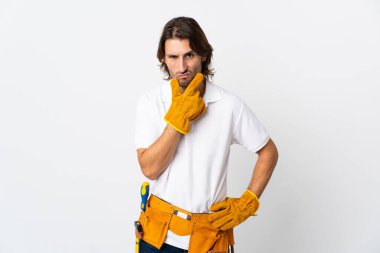 Genç elektrikçi izole bir arka plan düşünüyor.