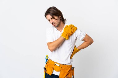 Tecrit edilmiş arka planda yaşayan genç bir elektrikçi omuz ağrısından muzdarip.