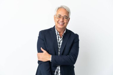 Orta yaşlı Brezilyalı bir adam beyaz arka planda yalnız gülüyor.