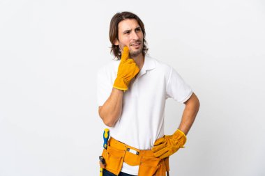 Genç elektrikçi arka planda izole edilmiş bir şekilde bakarken bir fikir düşünüyor.