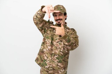 Beyaz arka planda izole edilmiş, odaklanan bir asker. Çerçeve sembolü