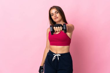 Pembe arka planda izole edilmiş genç Uruguaylı kadın halter yapıyor.