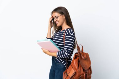 Beyaz arka planda izole edilmiş genç bayan gülüyor.