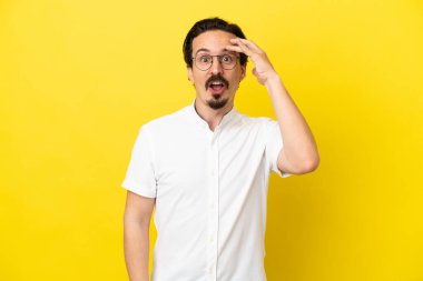 Sarı arka planda izole genç beyaz adam bir şey fark etti ve çözüme niyetlendi.