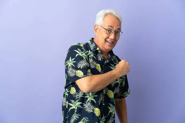 Homem Brasileiro Meia Idade Isolado Fundo Roxo Comemorando Uma Vitória — Fotografia de Stock