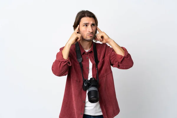 Joven Fotógrafo Aislado Sobre Fondo Blanco Teniendo Dudas Pensando —  Fotos de Stock