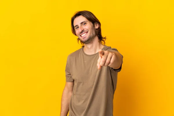 Joven Hombre Guapo Aislado Sobre Fondo Amarillo Apuntando Frente Con —  Fotos de Stock