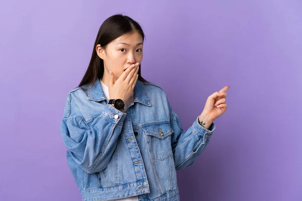 Молода Китайська Дівчина Над Ізольованим Фіолетовим Фоном Несподіваним Виразом Коли — стокове фото