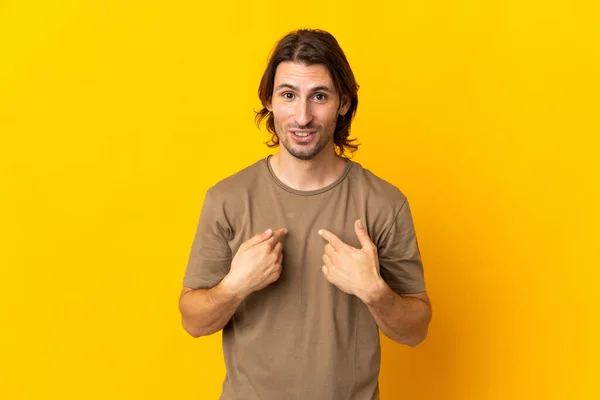 Joven Hombre Guapo Aislado Sobre Fondo Amarillo Con Expresión Facial —  Fotos de Stock