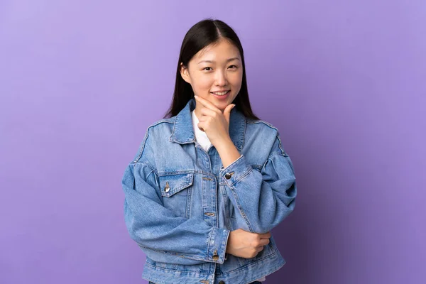 Mor Bir Geçmişi Olan Genç Bir Çinli Kız Mutlu Gülümsüyor — Stok fotoğraf