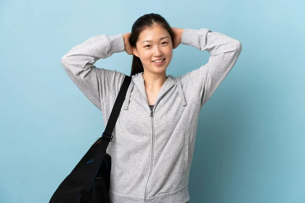 年轻的中国女运动员 背着运动包 带着淡淡的蓝底笑 — 图库照片