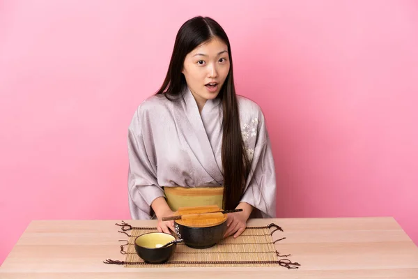 Jong Chinees Meisje Dragen Kimono Het Eten Van Noedels Een — Stockfoto