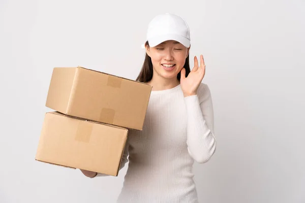 Entrega Jovem Mulher Chinesa Sobre Isolado Fundo Branco Rindo — Fotografia de Stock