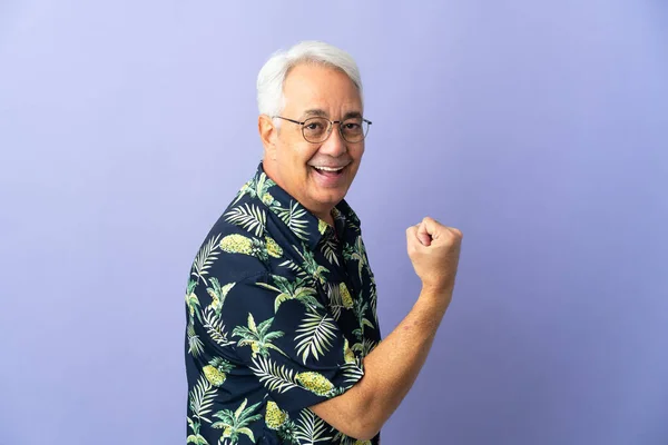 Homem Brasileiro Meia Idade Isolado Fundo Roxo Fazendo Gesto Forte — Fotografia de Stock