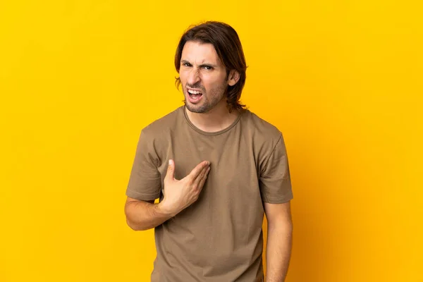 Joven Hombre Guapo Aislado Sobre Fondo Amarillo Apuntándose Mismo — Foto de Stock