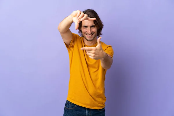 Jonge Knappe Man Geïsoleerd Paarse Achtergrond Gericht Gezicht Framing Symbool — Stockfoto