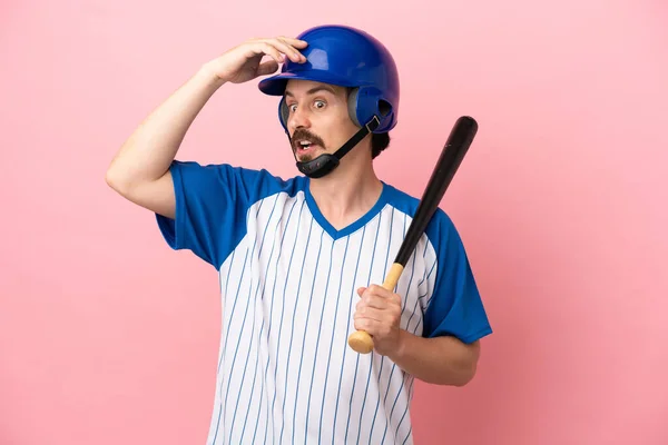 Молодой Белый Человек Играет Бейсбол Изолирован Розовом Фоне Делает Неожиданный — стоковое фото