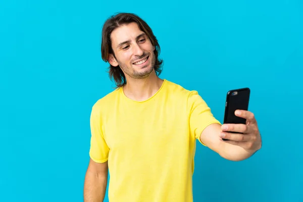 Joven Hombre Guapo Aislado Sobre Fondo Azul Haciendo Una Selfie —  Fotos de Stock