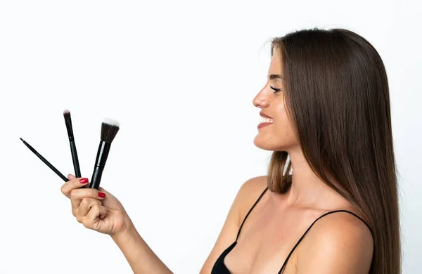 Young Uruguayan Woman Isolated White Background Holding Makeup Brush Lookin — Stock Photo, Image