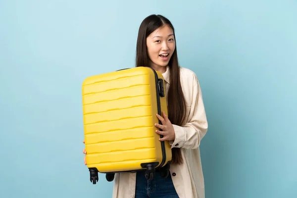 Joven Chica China Sobre Fondo Aislado Vacaciones Con Maleta Viaje — Foto de Stock