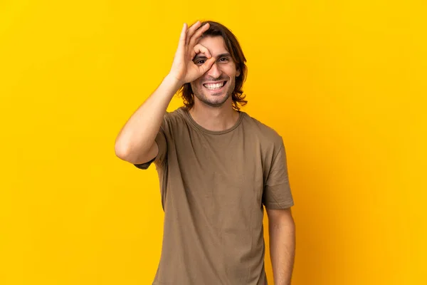 Mladý Pohledný Muž Izolované Žlutém Pozadí Ukazující Znamení Prsty — Stock fotografie