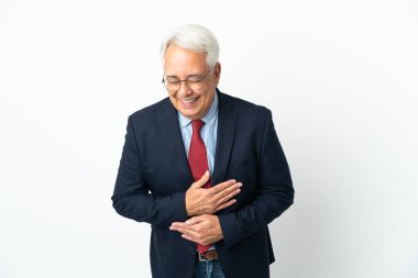 Orta yaşlı Brezilyalı iş adamı beyaz arka planda izole edilmiş, çok gülümsüyor.