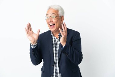 Orta yaşlı Brezilyalı erkek, beyaz arka planda, şaşırmış yüz ifadesi ile izole edilmiş.