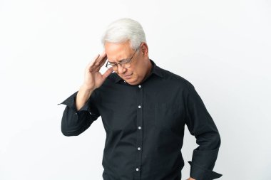 Orta yaşlı Brezilyalı adam beyaz arka planda baş ağrısı ile izole edilmiş.