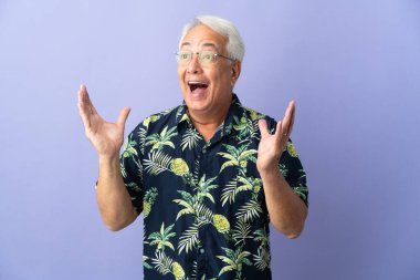 Orta yaşlı Brezilyalı adam mor arka planda izole edilmiş, şaşırmış bir yüz ifadesi var.